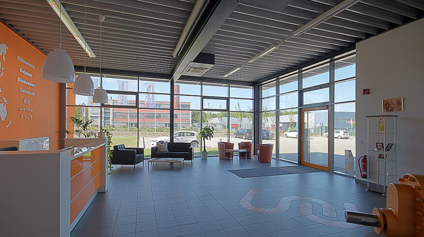 Offener Eingangsbereich im neuen Büro- und Betriebsgebäude der ASM Dimatec Deutschland GmbH.