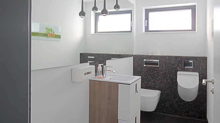 Modernes Badezimmer im neuen Gebäude des Sachverständigenbüro Runge