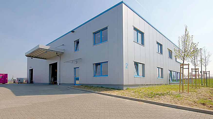 Außenansicht des neuen Betriebsgebäudes der Firma C. W. Hoffmeister VITAL GmbH mit Blick auf Be-und Entladerampe