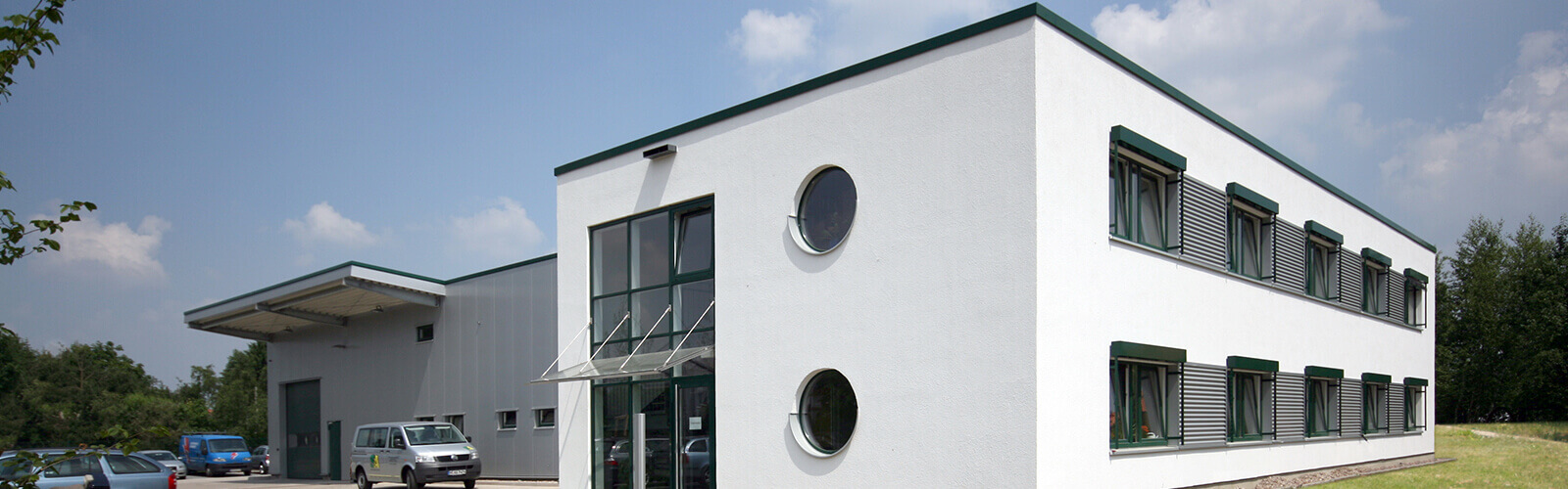 Außenansicht des neuen Betriebsgebäudes der Firma S&A Schaltanlagenbau GmbH