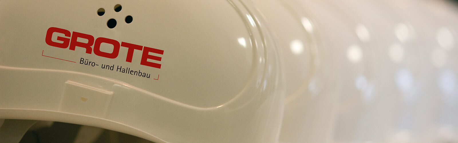 Weiße Baustellen-Helme mit dem Logo von GROTE.