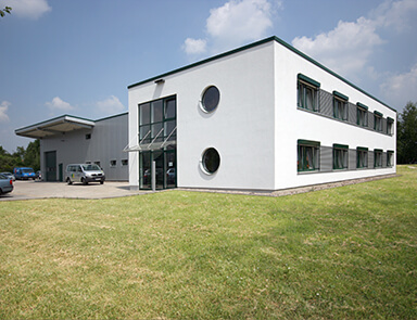 Außenansicht vom Eingangsbereich des neuen Betriebsgebäudes der Firma S&A Schaltanlagenbau GmbH