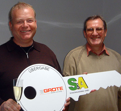 Symbolische Schlüsselübergabe mit dem Inhaber der Firma S&A Schaltanlagenbau GmbH